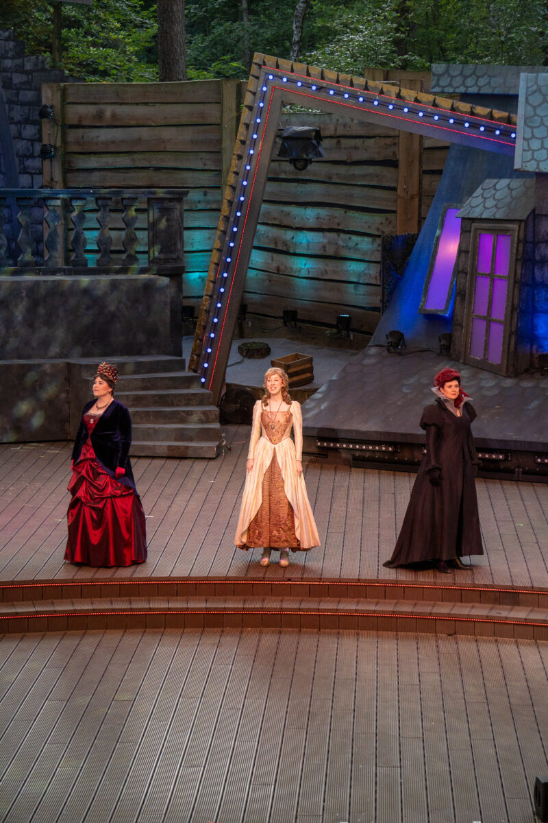 Jana Schnöing (Königin Anna), Deborah Pante (Constanze Bonacieux), Julia Felthaus (Milady de Winter) © Emsländische Freilichtbühne Meppen