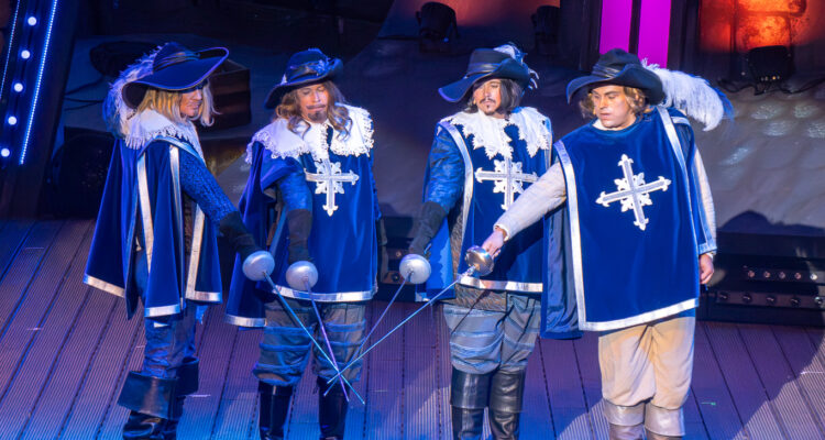 Thomas Hüstermann (Aramis), Kai Ruppek (Athos), Floran Lake (Porthos), Jörn Tallen (D'Artagnan) © Emsländische Freilichtbühne Meppen