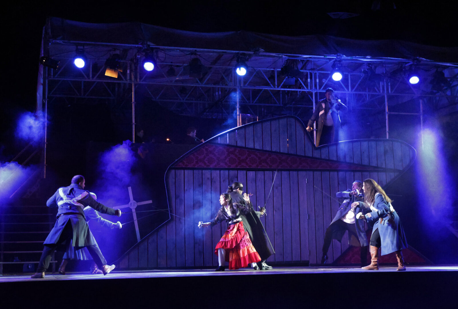 Ensemble, Silvana Rocha (Luisa Pulido), Nicky Wuchinger (Zorro), Sven Wagenhöfer (Seargant Garcia) &copy; Martin Hahn