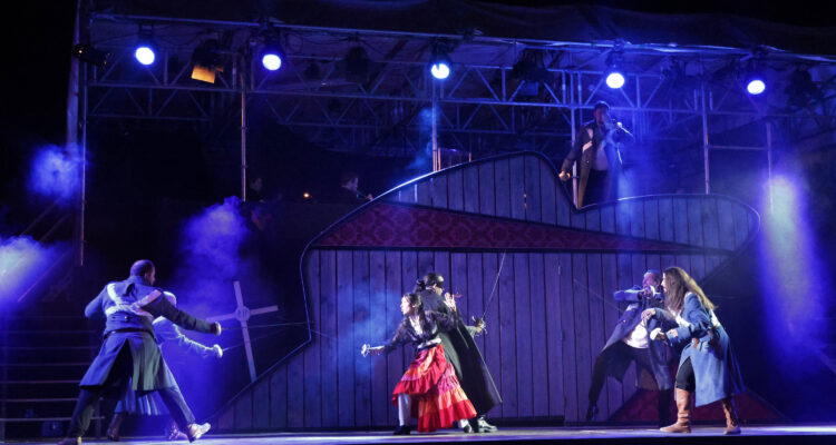 Ensemble, Silvana Rocha (Luisa Pulido), Nicky Wuchinger (Zorro), Sven Wagenhöfer (Seargant Garcia) &copy; Martin Hahn