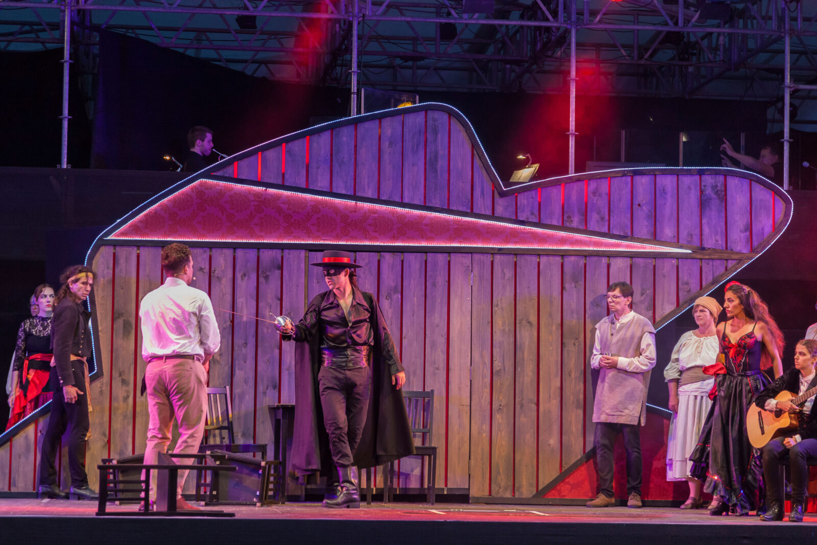 Mitte: Nicky Wuchinger (Zorro), Ensemble &copy; Emília Horpácsi