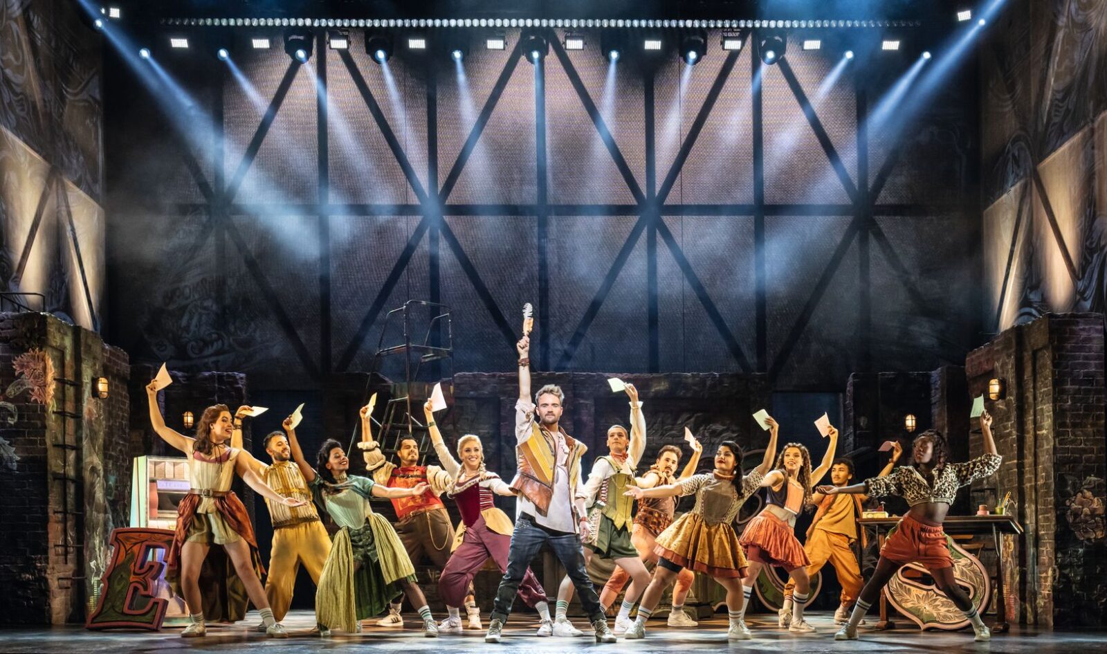 Andreas Bongard (Shakespeare) mit Ensemble © Johan Persson / Stage Entertainment