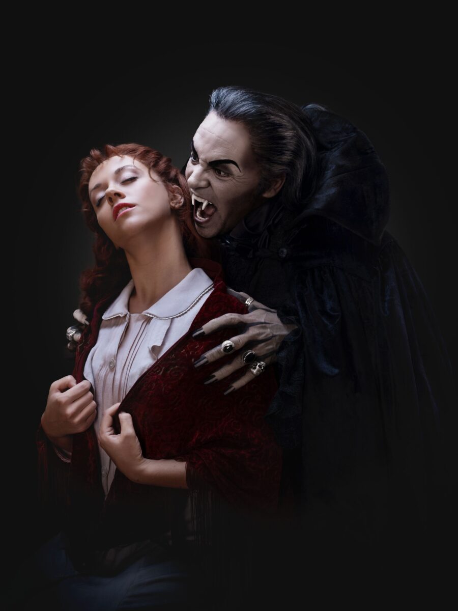 Kristin Backes (Sarah) & Rob Fowler (Graf von Krolock) © Morris Mac Matzen / Stage Entertainment