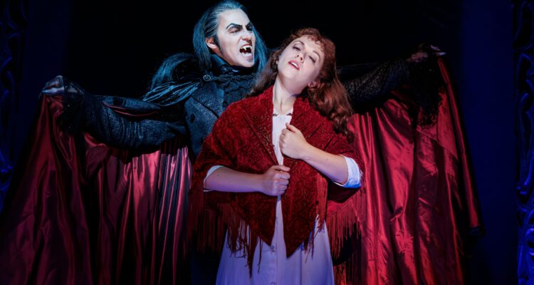 Rob Fowler (Graf von Krolock) & Kristin Backes (Sarah) © Morris Mac Matzen / Stage Entertainment