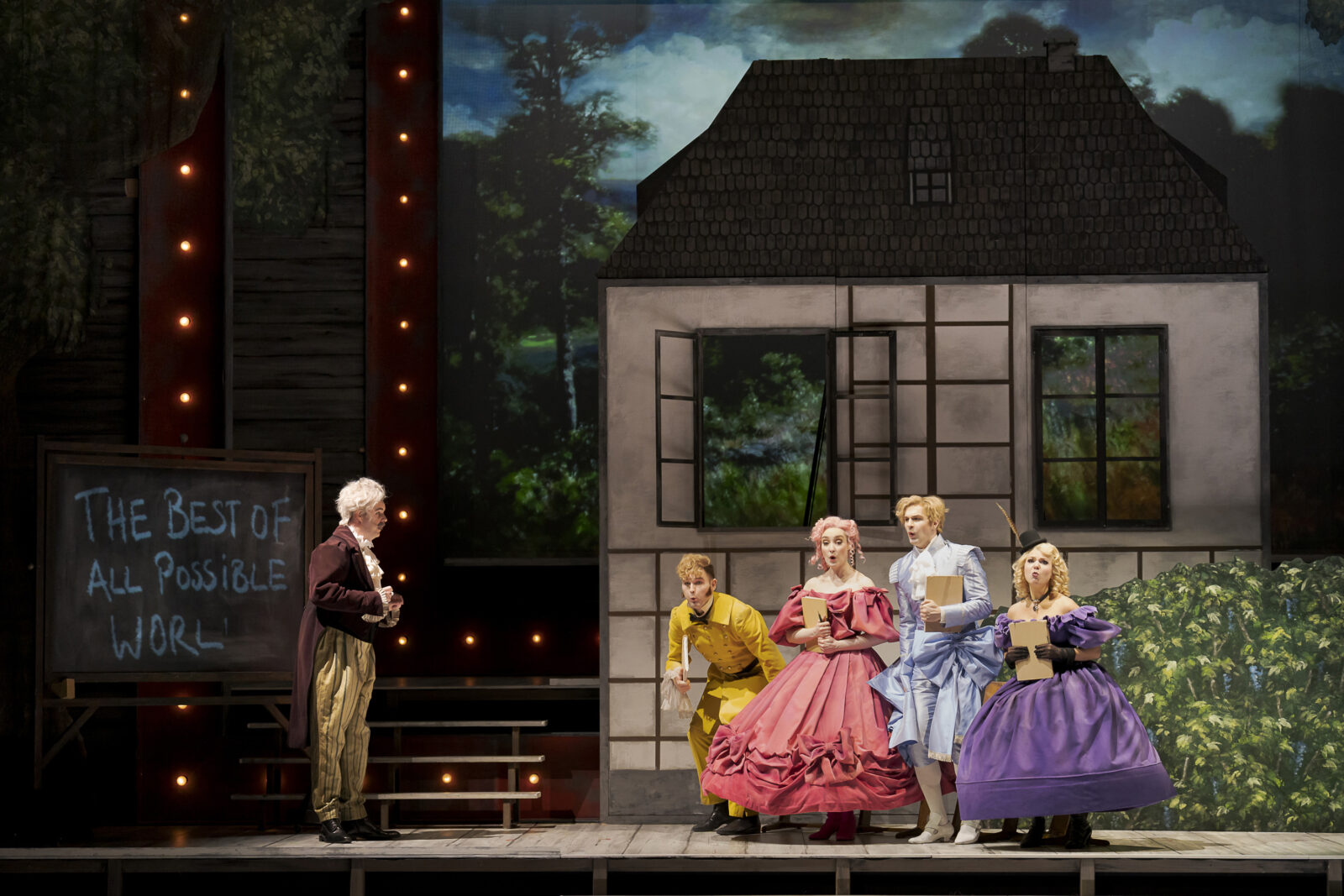 Ben McAteer (Dr. Pangloss/Martin), James Newby (Maximilian/Tsar Ivan), Nikola Hillebrand (Cunegonde), Matthew Newlin (Candide), Tatiana Kuryatnikova (Paquette) &copy; Werner Kmetitsch