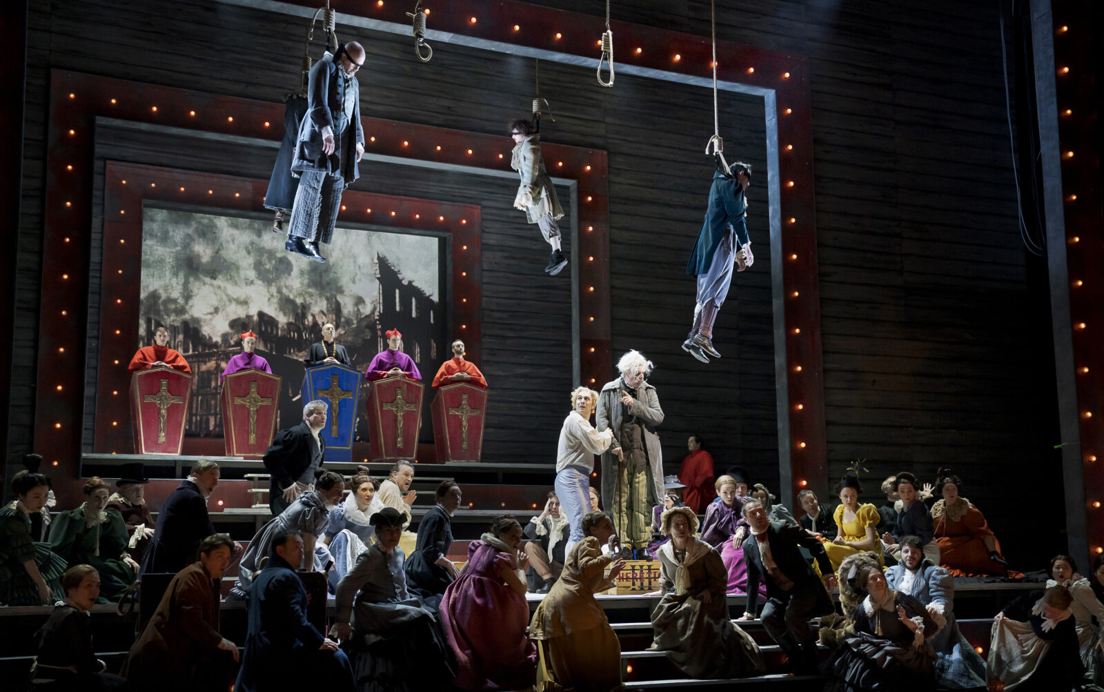 Matthew Newlin (Candide), Ben McAteer (Dr. Pangloss/Martin), Arnold Schoenberg Chor, Tänzer, Ensemble &copy; Werner Kmetitsch