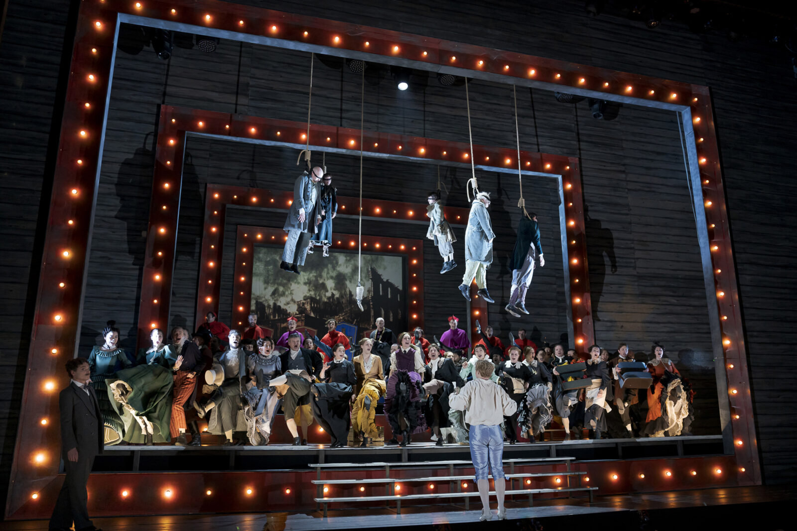 Vincent Glander (Erzähler), Matthew Newlin (Candide), Arnold Schoenberg Chor, Tänzer, Ensemble &copy; Werner Kmetitsch