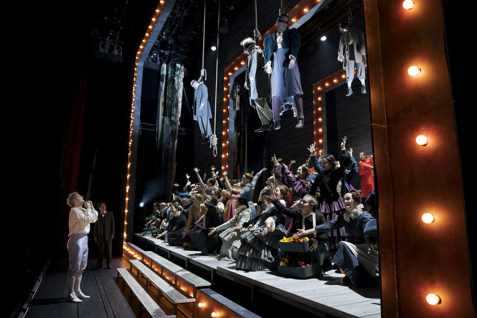 Vincent Glander (Erzähler), Matthew Newlin (Candide), Arnold Schoenberg Chor, Tänzer, Ensemble &copy; Werner Kmetitsch