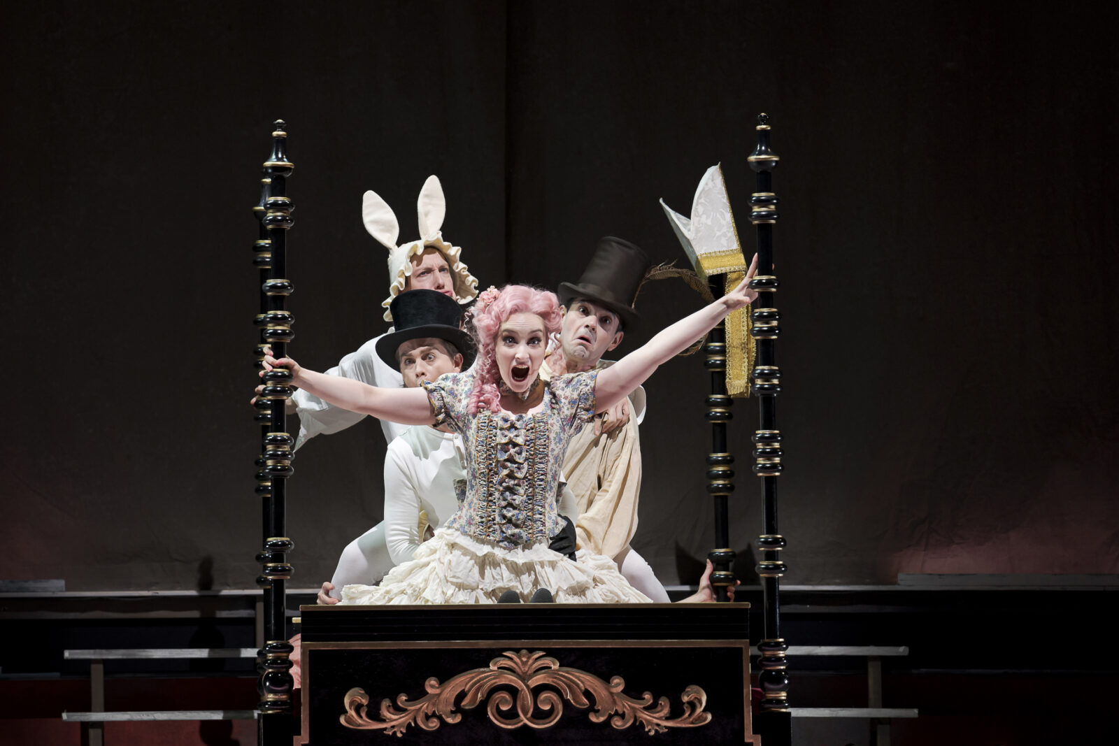 Nikola Hillebrand (Cunegonde), Paul Knights (Baron/Don Issachar/Inquisitor II/Señor I/Charles Edward/Crook), Ensemble &copy; Werner Kmetitsch