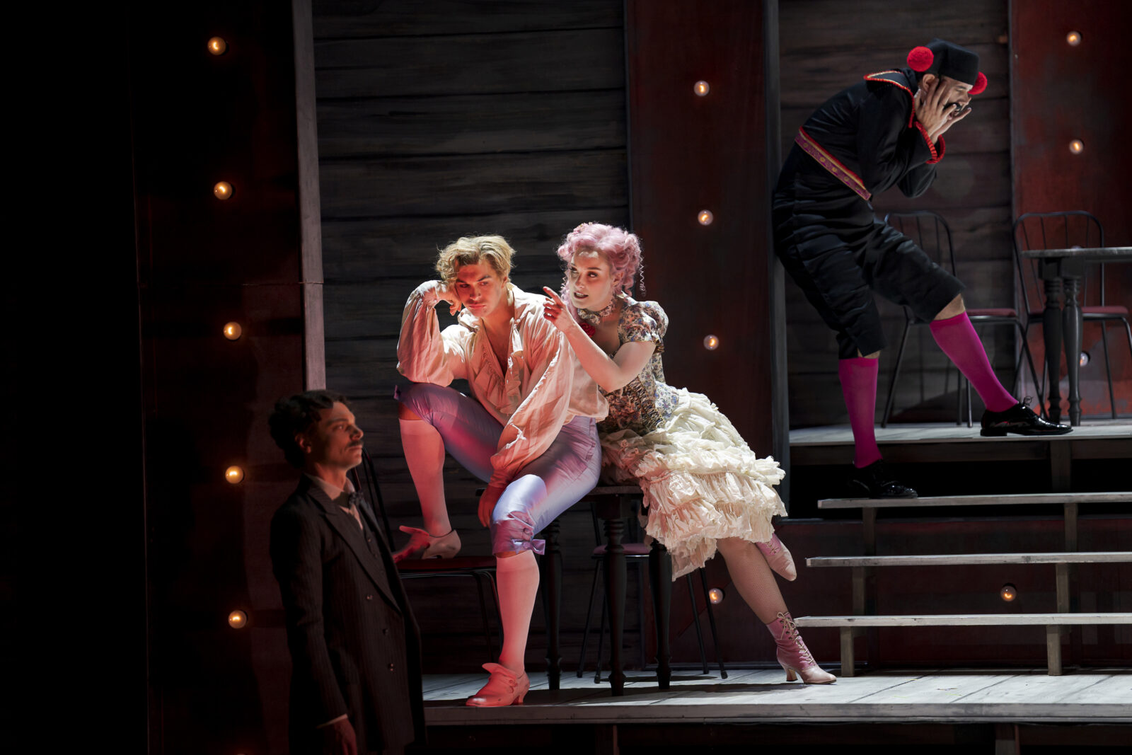 Vincent Glander (Erzähler), Matthew Newlin (Candide), Nikola Hillebrand (Cunegonde), Tänzer &copy; Werner Kmetitsch