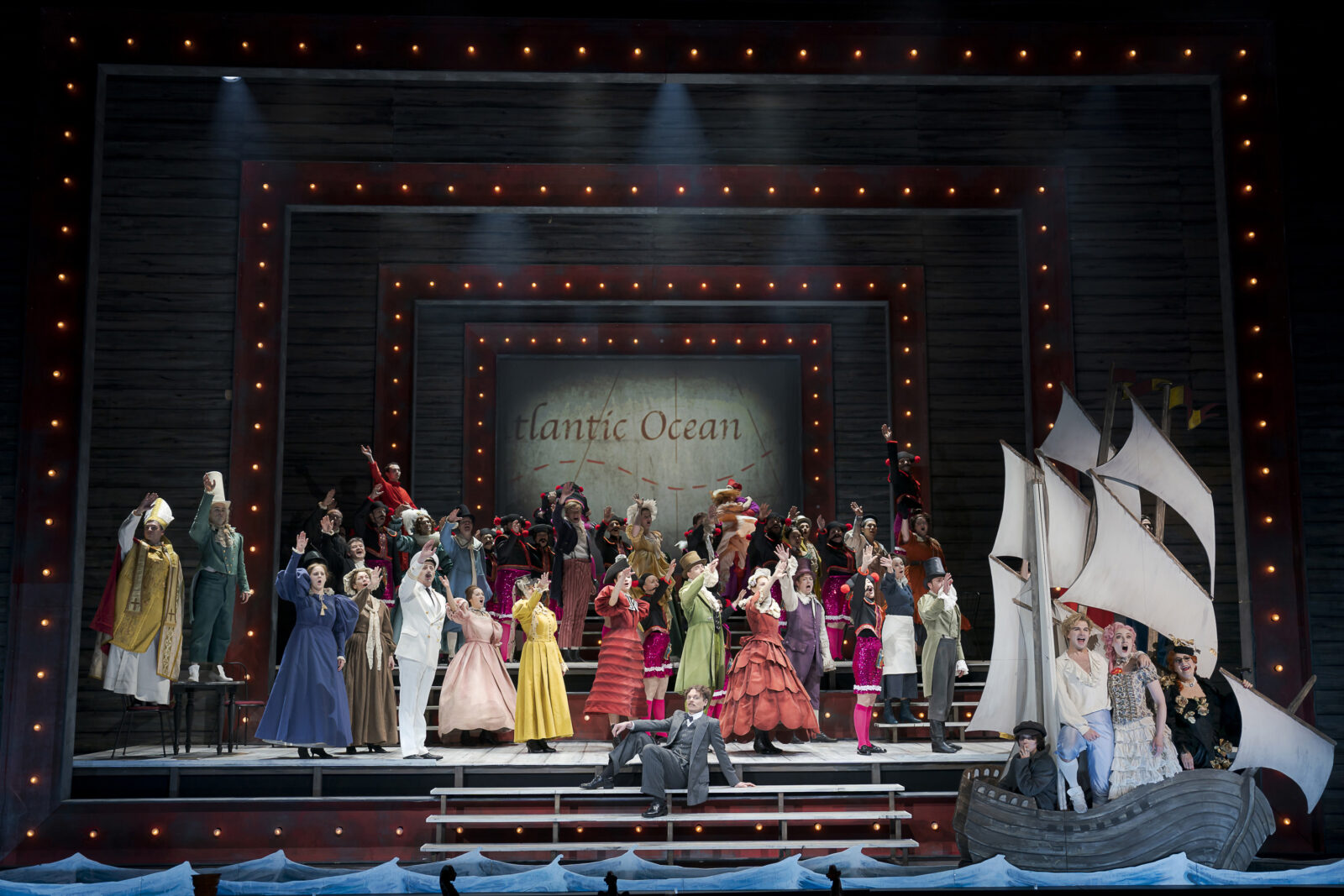 Mark Milhofer (Grand Inquisitor/Captain/Governor/Vanderdendur/Ragotski), Vincent Glander (Erzähler), Lina Lottes (Cacambo), Matthew Newlin (Candide), Nikola Hillebrand (Cunegonde), Helene Schneiderman (Old Lady), Arnold Schoenberg Chor, Tänzer, Ensemble &copy; Werner Kmetitsch