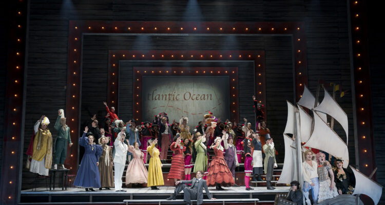 Mark Milhofer (Grand Inquisitor/Captain/Governor/Vanderdendur/Ragotski), Vincent Glander (Erzähler), Lina Lottes (Cacambo), Matthew Newlin (Candide), Nikola Hillebrand (Cunegonde), Helene Schneiderman (Old Lady), Arnold Schoenberg Chor, Tänzer, Ensemble &copy; Werner Kmetitsch