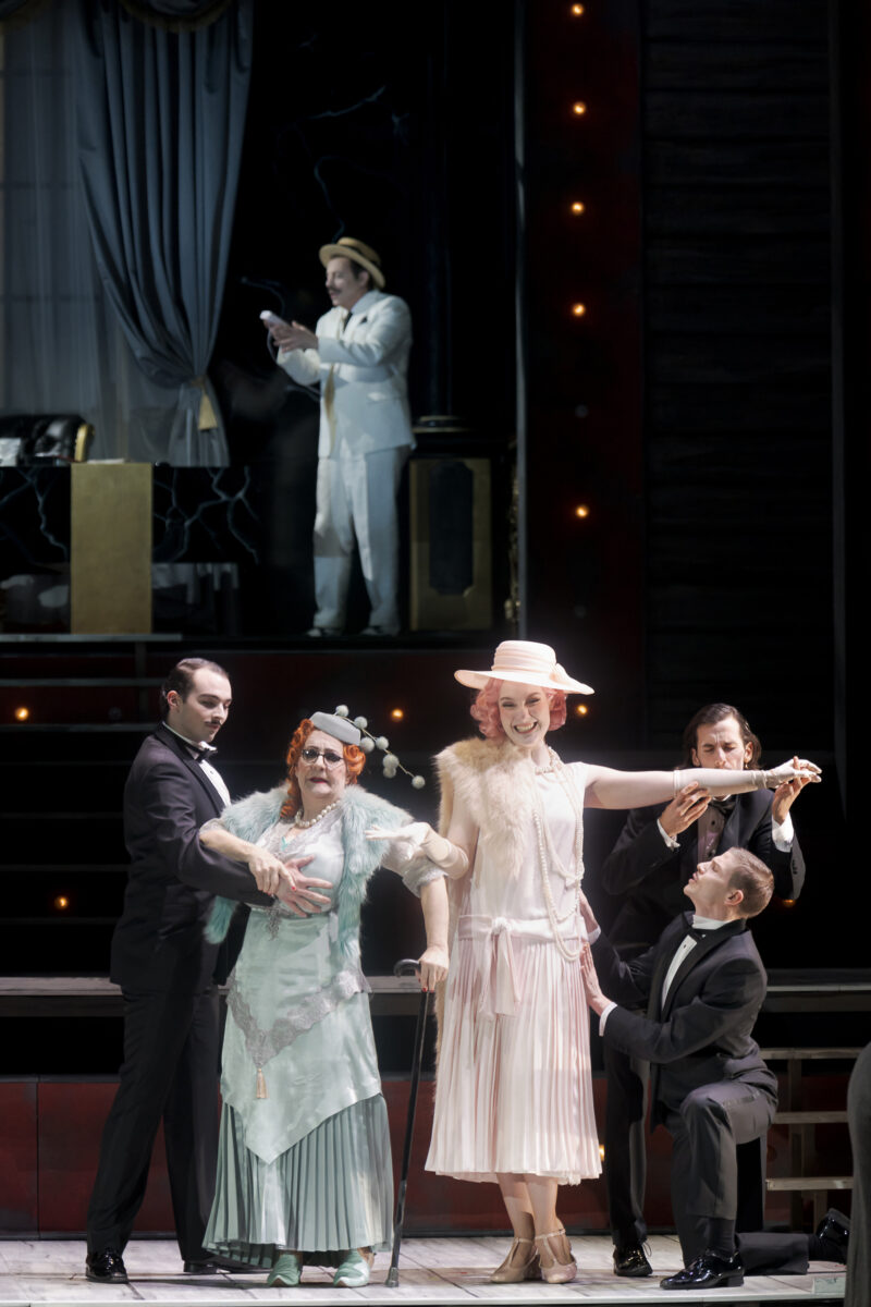 Mark Milhofer (Grand Inquisitor/Captain/Governor/Vanderdendur/Ragotski), Helene Schneiderman (Old Lady), Nikola Hillebrand (Cunegonde), Tänzer &copy; Werner Kmetitsch