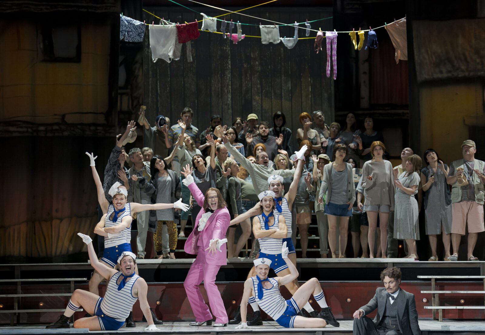 Mark Milhofer (Grand Inquisitor/Captain/Governor/Vanderdendur/Ragotski), Vincent Glander (Erzähler), Tänzer, Arnold Schoenberg Chor, Ensemble &copy; Werner Kmetitsch