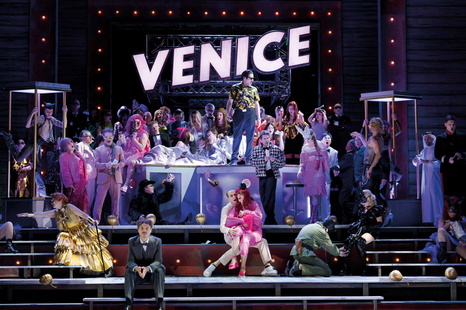 Helene Schneiderman (Old Lady), Vincent Glander (Erzähler), Mark Milhofer (Grand Inquisitor/Captain/Governor/Vanderdendur/Ragotski), Nikola Hillebrand (Cunegonde), Tatiana Kuryatnikova (Paquette), Arnold Schoenberg Chor, Tänzer, Ensemble &copy; Werner Kmetitsch