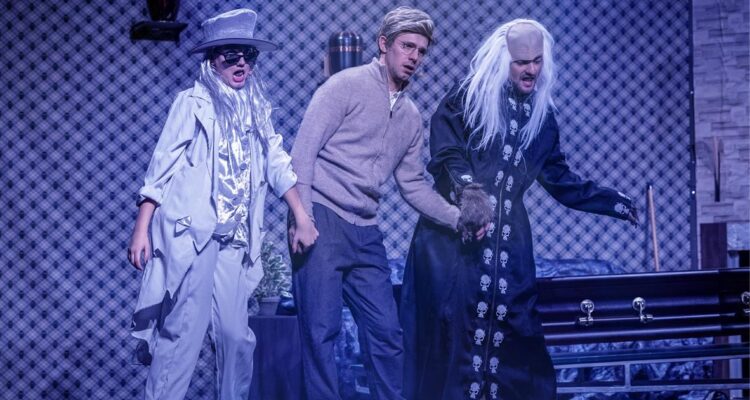 Svea Harder (Dakmar), Leopold Lachnit (David), Alexander Sichel (Tim) © Marco Beck / Comödie Lübeck