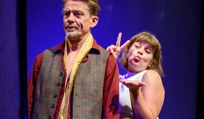 Andreas Kunz (Gregor), Rosa-Halina Dahm (Leonie)© Urania Theater