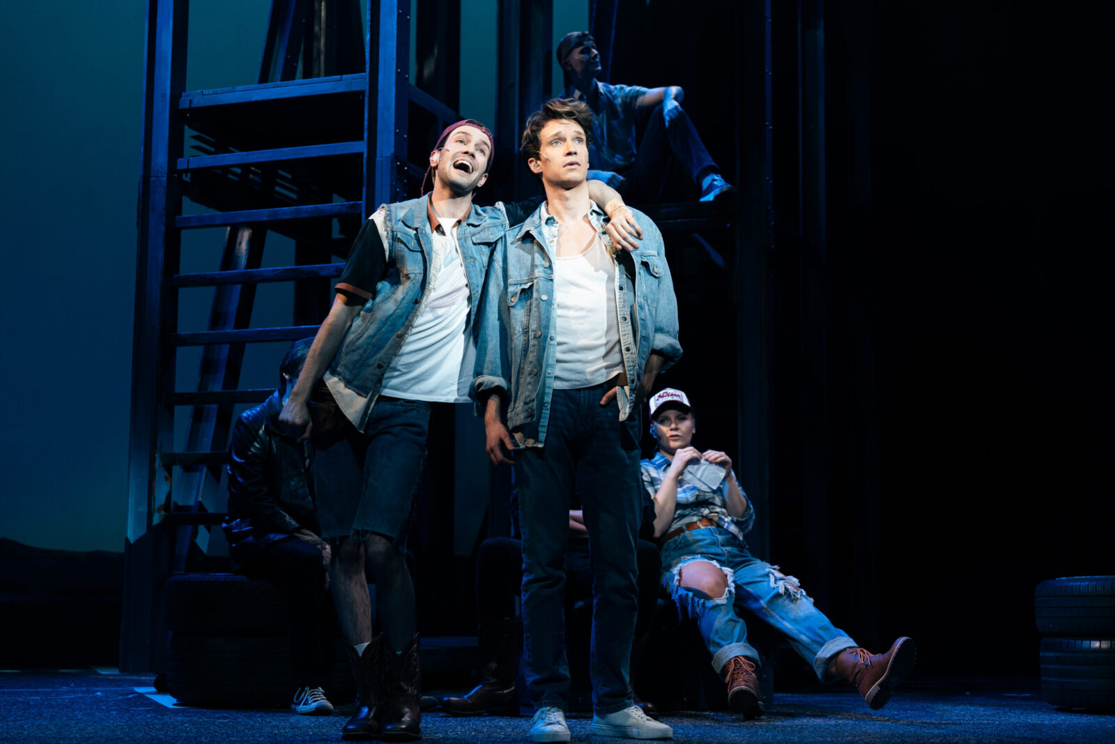 Martijn Smids (Willard Hewitt), Raphael Groß (Ren McCormack) und Ensemble © Nico Moser