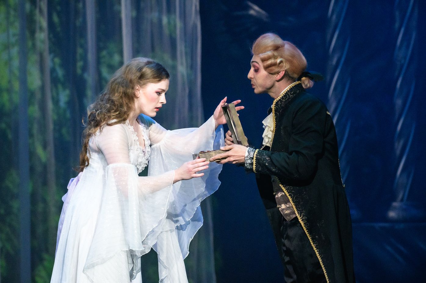 Natálie Dvořáková (Lorraine), Martin Holec (Sluha) &copy; Martina Root