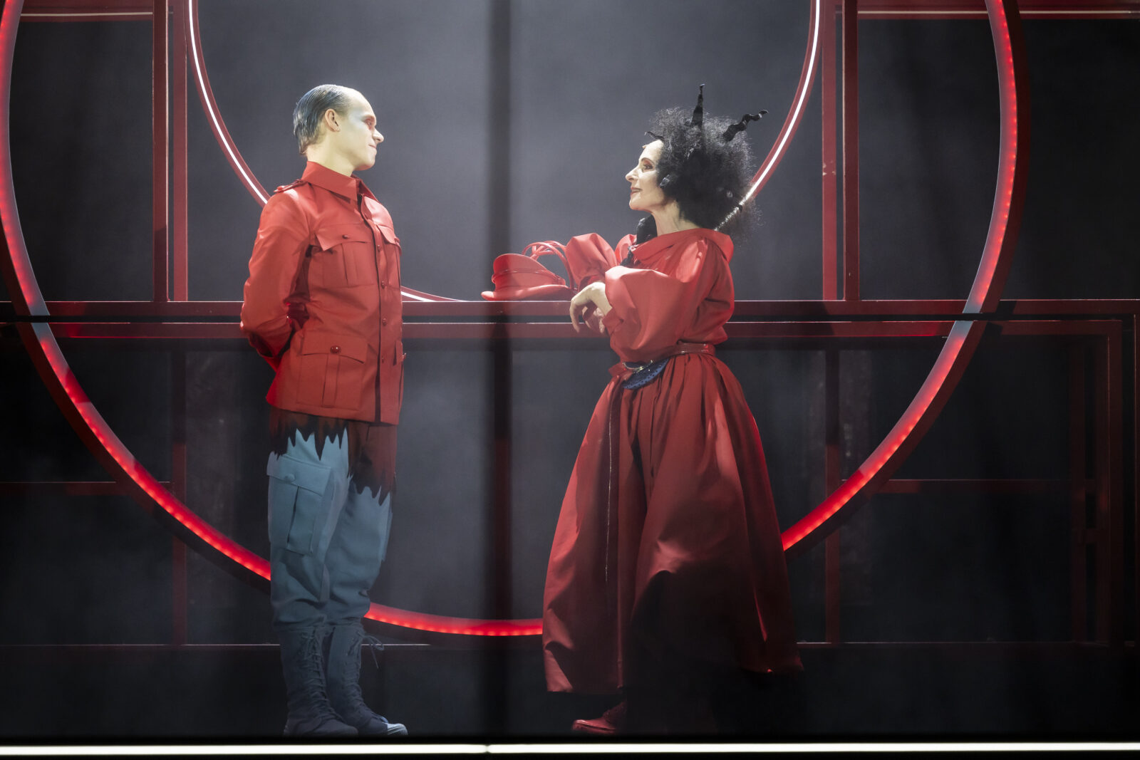 Samuel Jonathan Bertz (Büttel), Silke Dubilier (Mrs. Lovett) © Jochen Quast