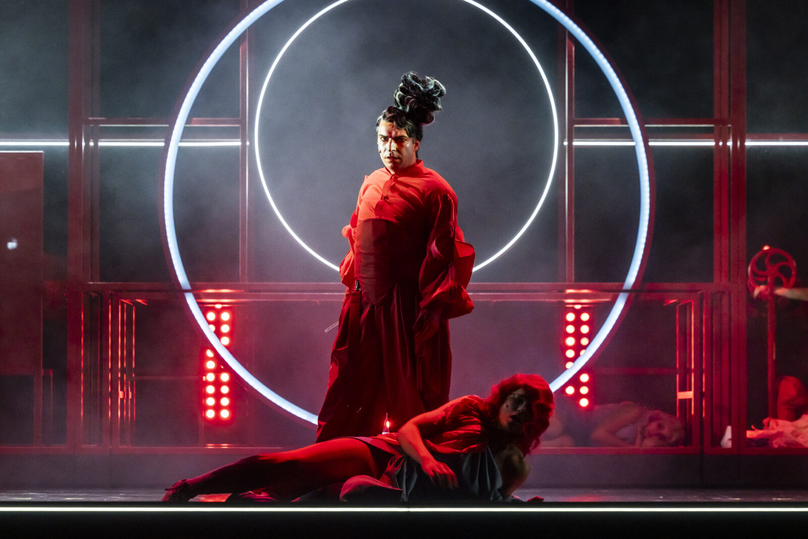 Daniel Wernecke (Sweeney Todd), Katharina Wollmann (Die Bettlerin) © Jochen Quast
