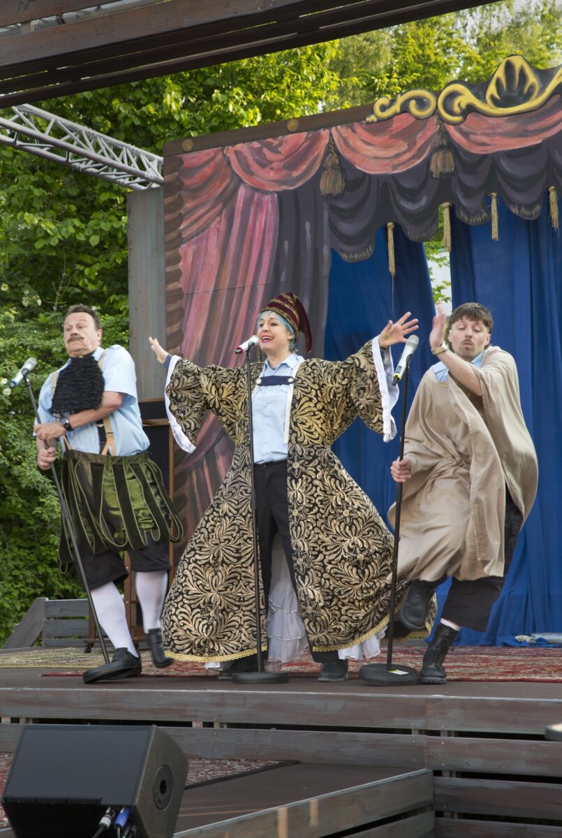 Ralf Hocke (Klaus als Petruchio), Cornelia Löhr (Anne als Katharina), Maurice Daniel Ernst (Jochen als Wand) &copy; Harald Dietz