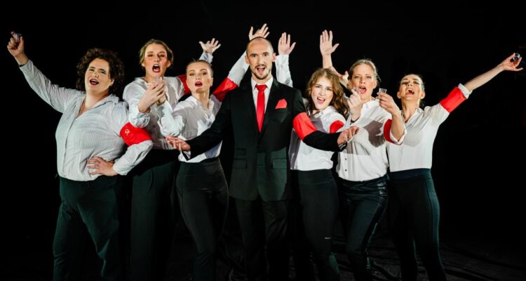 Lukas Triebler (Alexander Molokov), Ensemble © Mariellas Fotostudio