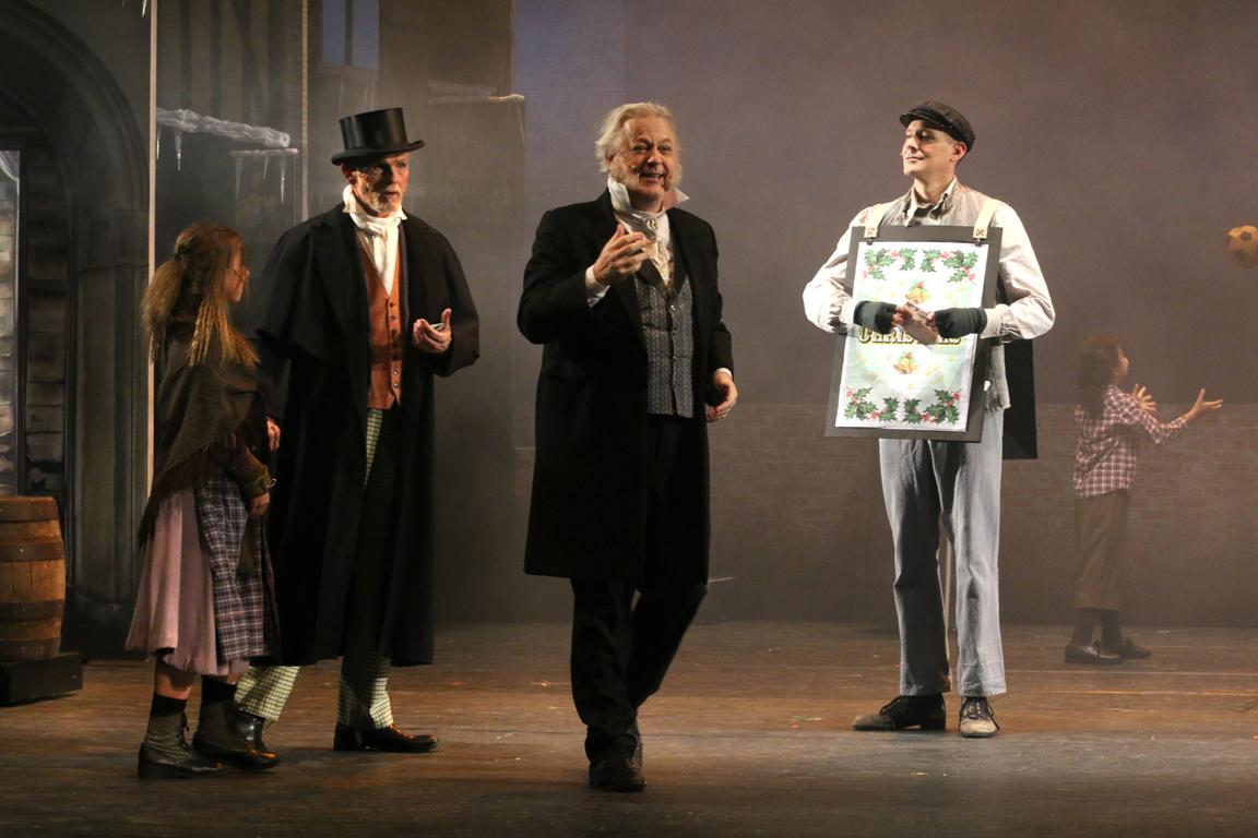 Jon Geoffrey Goldsworthy (Mr. Smythe), Markus Wessiack (Ebenezer Scrooge), Bernhard Meindl (Plakatträger) © Sabine Haymann