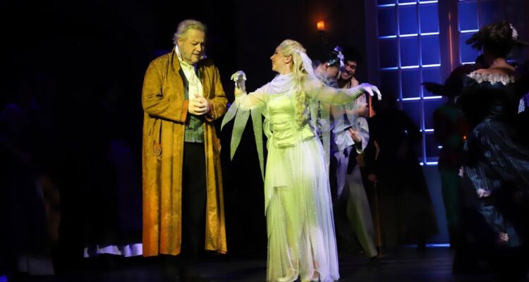 Markus Wessiack (Ebenezer Scrooge) und Joanna Lissai (Geist der vergangenen Weihnacht) © Sabine Haymann