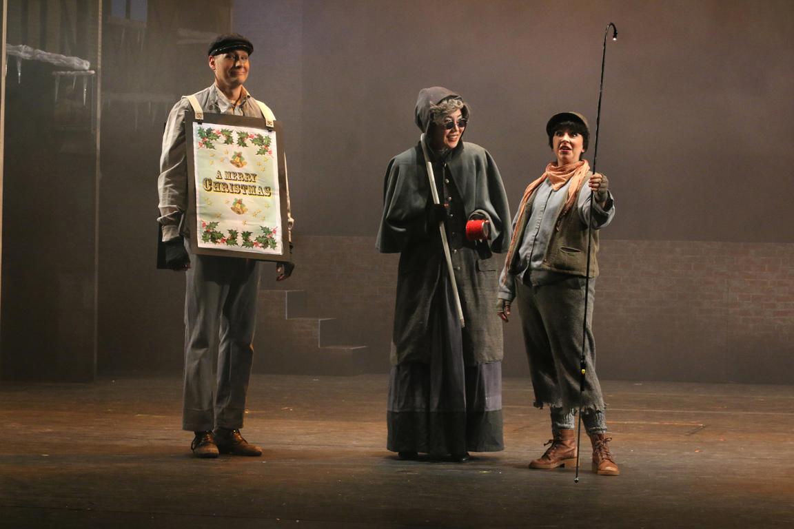 Bernhard Meindl (Plakatträger), Jina Choi (Alte blinde Frau), Joanna Lissai (Lampenanzünderin) © Sabine Haymann