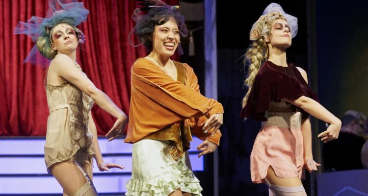 Laura Mahrla (Kit Kat-Girl), Sonja Cariaso (Sally Bowles), Kristin Heil (Kit Kat-Girl) © Katrin Ribbe