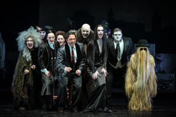Iris Atzwanger (Grandma), Carlotta Hein (Wednesday), Emma Kretschmer (Pugsley), Michael Kamp (Gomez), Holger Kraft (Fester), Maike Elena Schmidt (Morticia), Gregor Loebel (Lurch) © Andreas Etter