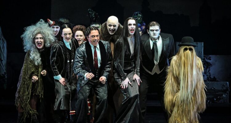Iris Atzwanger (Grandma), Carlotta Hein (Wednesday), Emma Kretschmer (Pugsley), Michael Kamp (Gomez), Holger Kraft (Fester), Maike Elena Schmidt (Morticia), Gregor Loebel (Lurch) © Andreas Etter