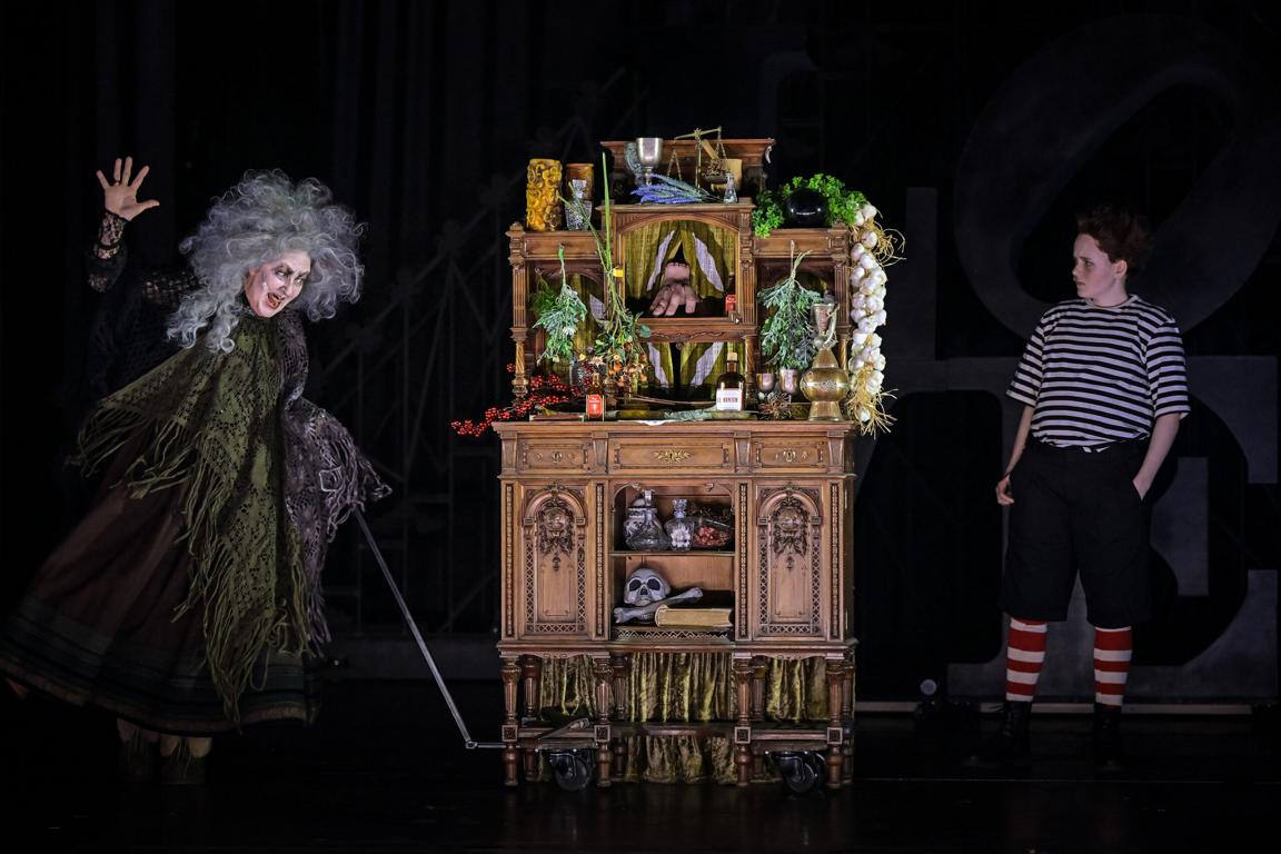 Iris Atzwanger (Grandma), Emma Kretschmer (Pugsley) © Andreas Etter