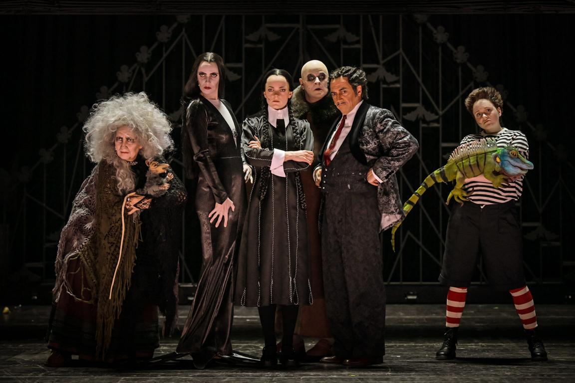 Iris Atzwanger (Grandma), Maike Elena Schmidt (Morticia), Carlotta Hein (Wednesday), Holger Kraft (Fester), Michael Kamp (Gomez) © Andreas Etter
