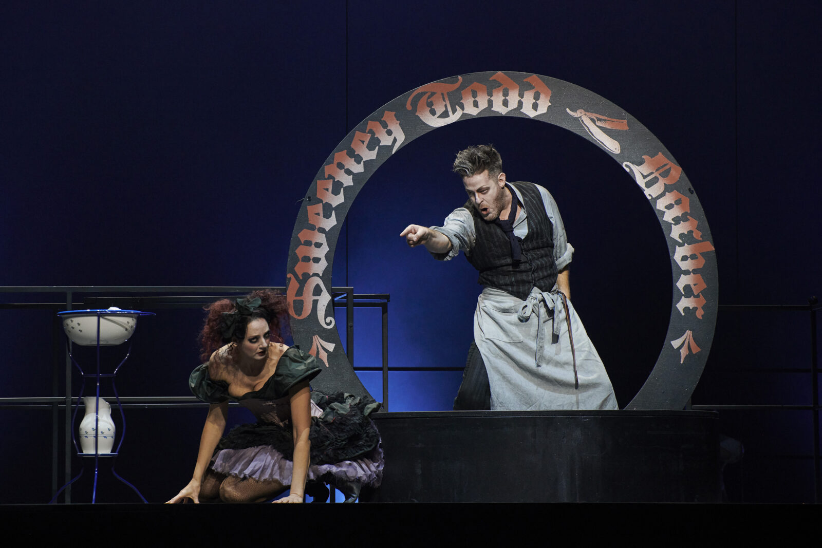 Bettina Mönch (Mrs. Lovett), Ks. Morgan Moody (Sweeney Todd) © Björn Hickmann
