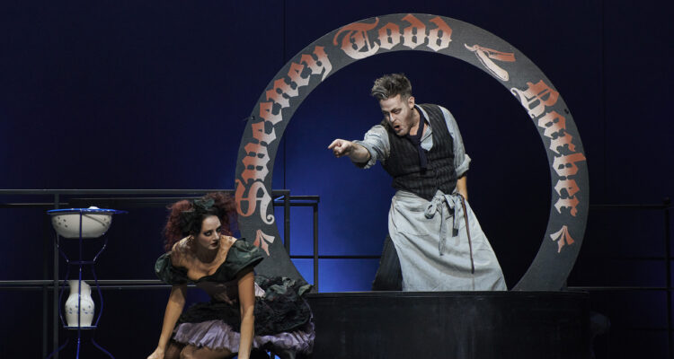 Bettina Mönch (Mrs. Lovett), Ks. Morgan Moody (Sweeney Todd) © Björn Hickmann