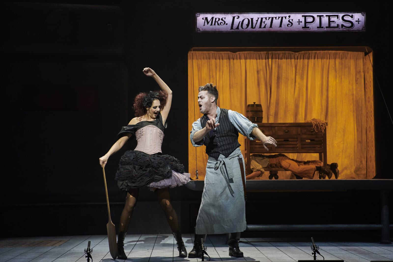 Bettina Mönch (Mrs. Lovett), Ks. Morgan Moody (Sweeney Todd) © Björn Hickmann