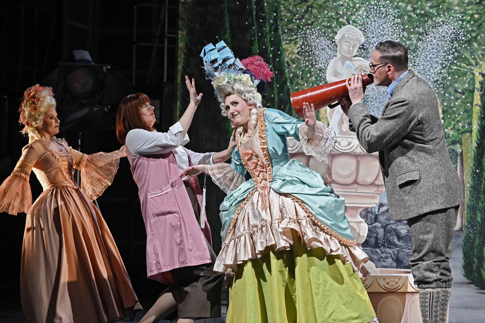 Vivien Andée (Hofdame), Dorothee Böhnisch (Garderobiere), Franziska Fait (Lina Lamont) und Bernhard Meindl (Roscoe Dexter), von links © Jochen Klenk