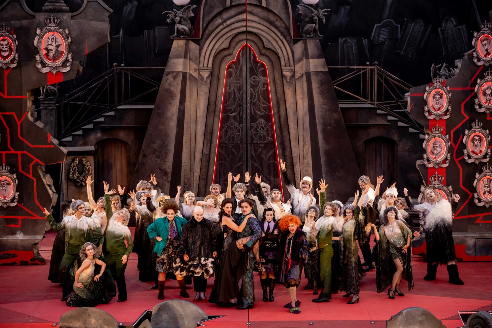 Luisa Meloni (Pugsley), Mathias Schlung (Onkel Fester), Bettina Mönch (Morticia), Enrico De Pieri (Gomez), Sandra Leitner (Wednesday), April Hailer (Grandma), Ensemble &copy; Andreas Lander