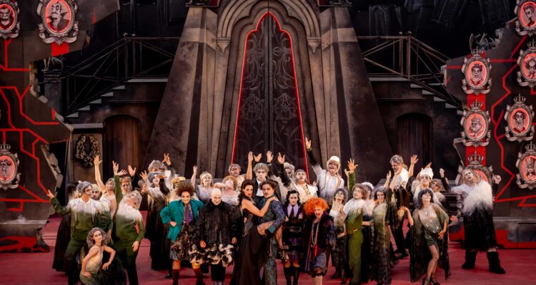 Luisa Meloni (Pugsley), Mathias Schlung (Onkel Fester), Bettina Mönch (Morticia), Enrico De Pieri (Gomez), Sandra Leitner (Wednesday), April Hailer (Grandma), Ensemble &copy; Andreas Lander