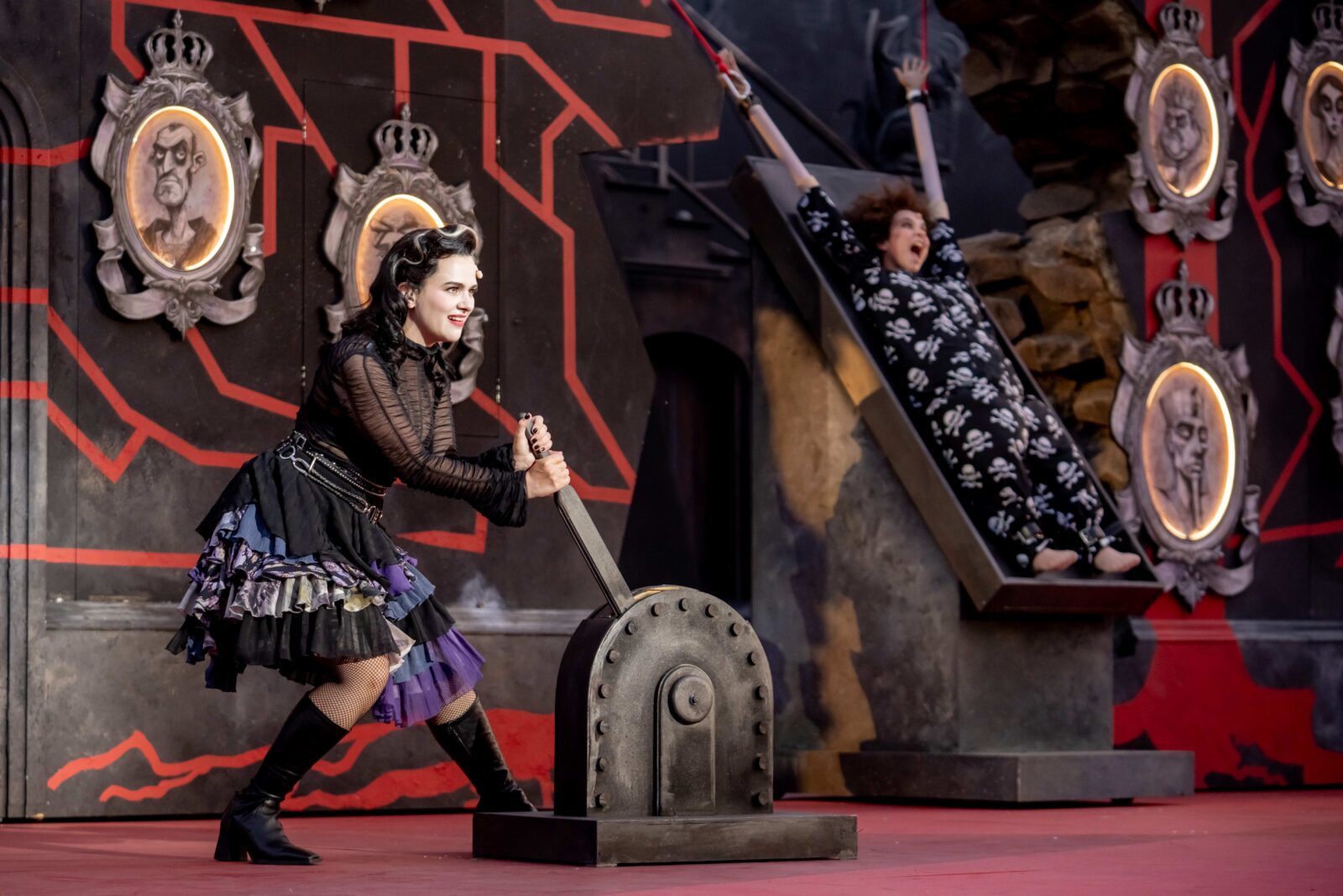 Sandra Leitner (Wednesday), Luisa Meloni (Pugsley) &copy; Andreas Lander