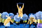 Charlotte Katzer (Kathy Selden), Tobias Joch (Don Lockwood), Niklas Schurz (Cosmo Brown) und Ensemble &copy; Susanne Reichardt