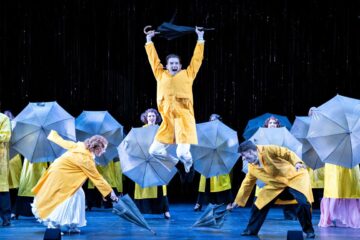 Charlotte Katzer (Kathy Selden), Tobias Joch (Don Lockwood), Niklas Schurz (Cosmo Brown) und Ensemble © Susanne Reichardt