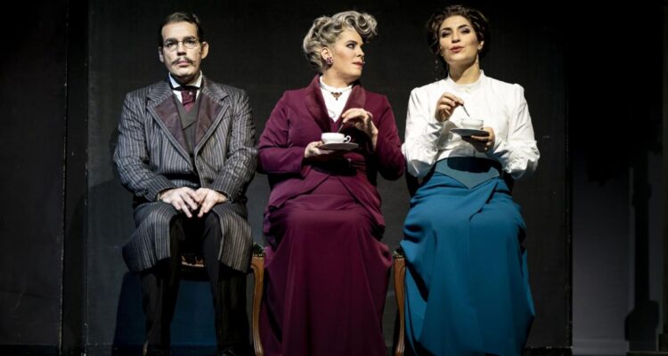 Máté Sólyom-Nagy (Prof. Higgins), Katja Bildt (Mrs. Higgins), Marlene Gaßner (Eliza Doolittle) © Lutz Edelhoff