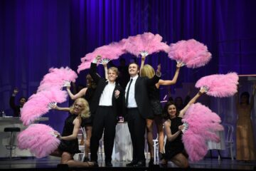 Tobias Bieri (Frank Abagnale Jr.), Andrew Irwin (Frank Abagnale Sr.), Musical-Ensemble, Teil des Opernchors des Stadttheaters Bremerhaven © Heiko Sandelmann