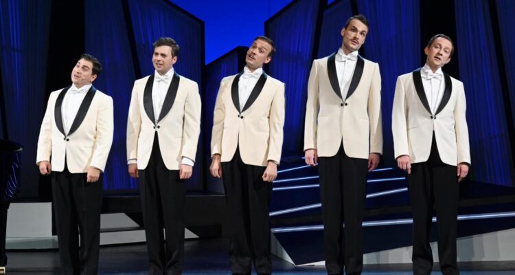 Anton Kuzenok (Ari Leschnikoff), Jakob Kleinschrot (Erich Abraham-Collin), Samuel Türksoy (Harry Frommermann), Max Dollinger (Roman Cykowski), Nicolas Ries (Robert Biberti) © Martin Kaufhold