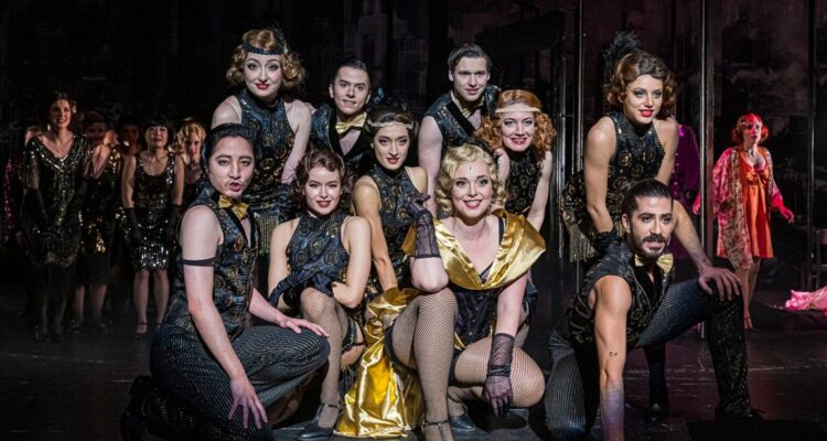 Laura Albert (Velma Kelly), Ensemble, Laura Scherwitzl (Roxie Hart) © Jörg Metzner