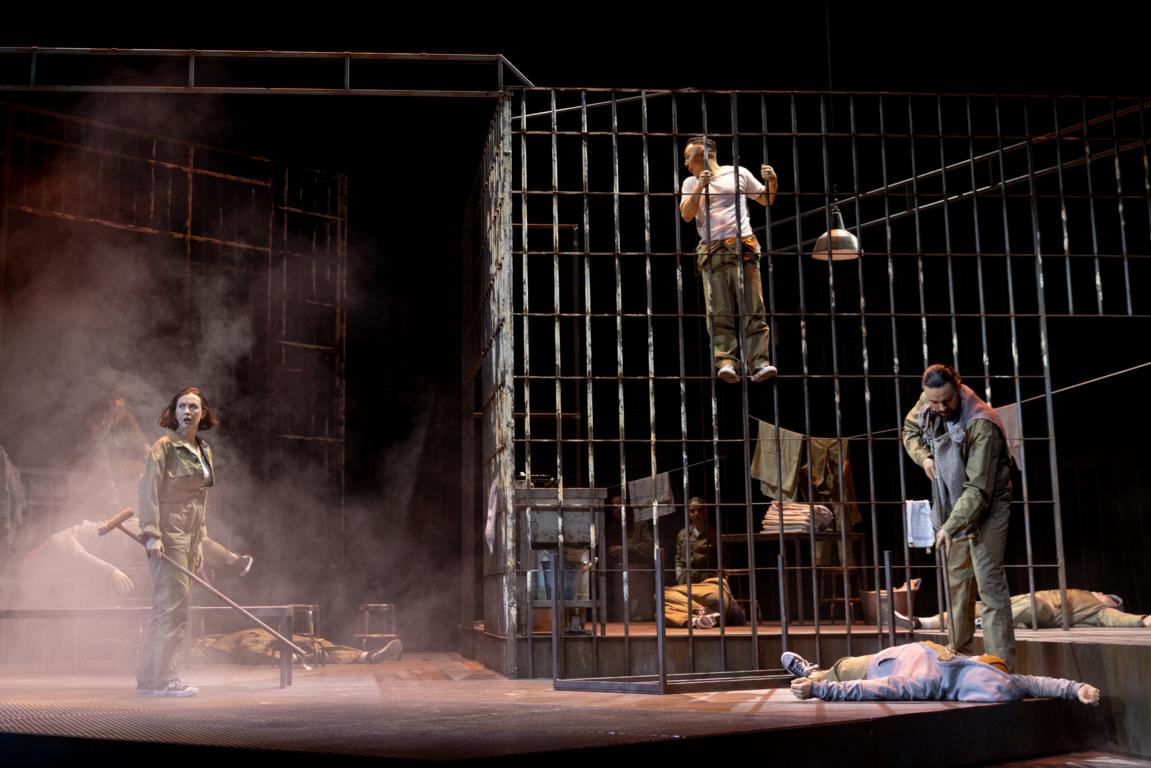 Elisabeth Hübert (Aldonza), Benjamin Lee, (Sancho), Robert Brouwer (Maultiertreiber), Philipp Kranjc (Don Quixote) © Pedro Malinowski