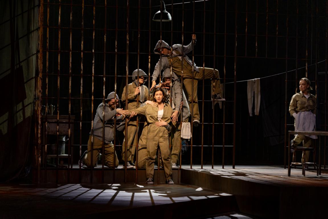 Maxim Andreenkov (Maultiertreiber), Bjungsun Kang (Maultiertreiber), Elisabeth Hübert (Aldonza), Robert Brouwer (Maultiertreiber), Nikko Forteza (Maultiertreiber), Anke Sieloff © Pedro Malinowski